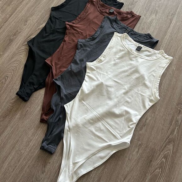 4 Pack SHEIN Bodysuits - Picture 4 of 8